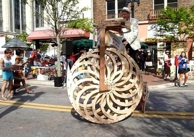 Ron Schroer et son vélo en bois qui marche