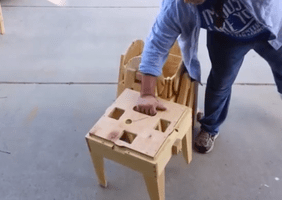 Une ingénieuse table de pique-nique pliante