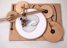 Un magnifique jouet en bois, spirographe de haut niveau.