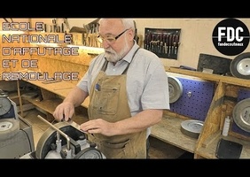 Formateur de rémouleurs présentant son métier