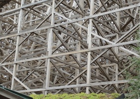 A votre avis , c'est quoi cette charpente en résineux!