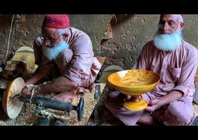 Tournage sur bois dans un atelier du Pakistan
