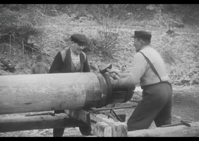 Fabrication d'un arbre de roue à aube à la mano, en 1964