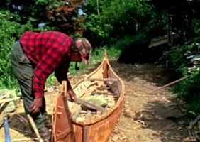 César et son canot d'écorce.