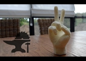 Apprendre la sculpture du bois dans du panneau d'isolation: Sculpture d'une main