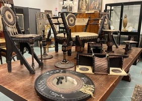 Des meubles Carlo Bugatti sauvés de la déchetterie