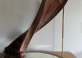 Escalier courbe avec plafond rampant coulissant