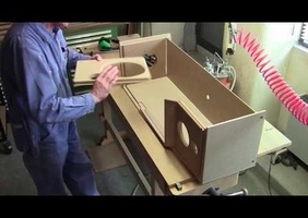 Fabrication d’enceintes chez un fabricant suisse