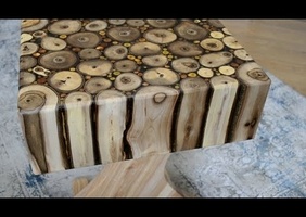 Petite table sympathique bois et résine avec test de stabilité.