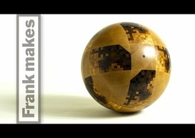 Il a fabriqué le ballon du mondial en bois
