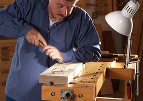 Sculpture de lettre aux gouges