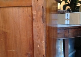 Un détail intéressant relevé au dos d'un meuble