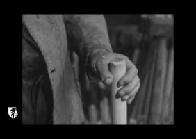 La fabrication à la main des manches de pelles et haches en 1949