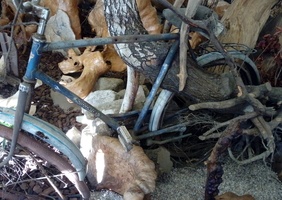 Le bois est un farceur, ne pas poser son vélo n'importe où !