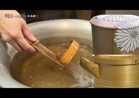 Des boites en bois courbé. Et des coutures en bois !