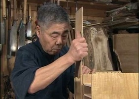 Une scie des ciseaux LE rabot japonais egal petit meuble