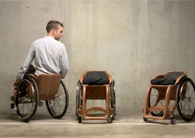Il construit des fauteuils roulants en bois !