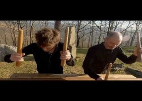 Ils tapent sur des bambous... euh plutôt des madriers ...