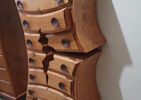 Meubles cassés et tordus