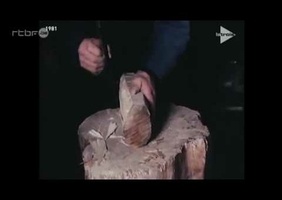 Le tour de main du sabotier.