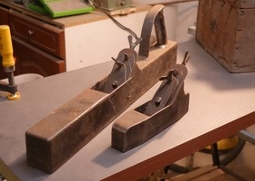 Des rabots en bois en fer, y'en a un autre qui est complètement cintré ! + un peu de tout