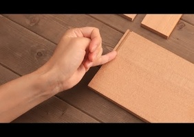 Il préfère travailler le bois à la main ...