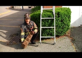 Du bois pour caler une échelle sur un sol pas droit