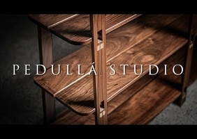 Une jolie étagère par PEDULLA STUDIO