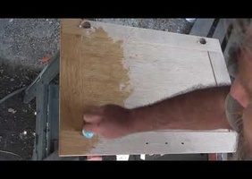 Un carrossier peint une porte de cuisine