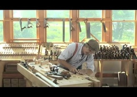 Valets d’établi, et bien plus. En anglais