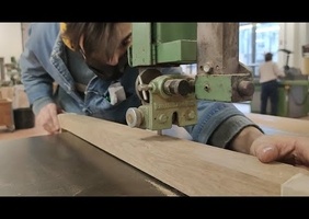 Ebeniste apprenti dans l'atelier de l'école Boulle