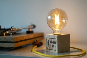 Lampe en cube de palettes