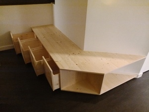 Banc de lecture avec tiroirs
