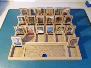 Jeu du qui est-ce ? dans sa boite - Avec les photos de la famille