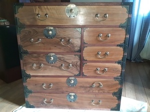 Commode japonaise (ishô tansu)