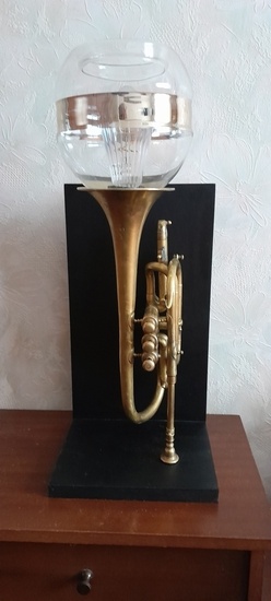 Lampe trompette à pistons