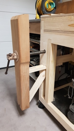 Ajout d'une presse frontale à mon établi multi-outils