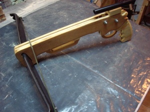 Pistolet arbalète fait de 3 épaisseurs de contre plaqué