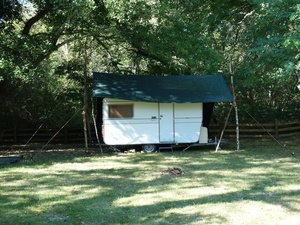 Le tarpavane: un tarp pour abriter la caravane