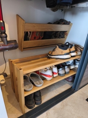 Meuble à chaussures.