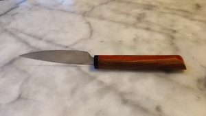 Manche en bois d'un couteau et coquetier