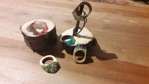Bague en bois et résine luminescente