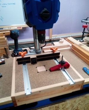 Table pour perceuse à colonne.