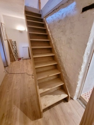 Escalier droit. Chêne et Châtaignier.