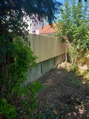 Palissade en planches de coffrage toutes fraîches