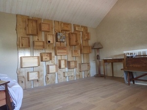 Bibliothèque en châtaigner et caisses de vin