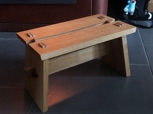 Tabouret pour remplir le poêle à bois.