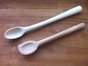 Deux cuillères en frêne et cerisier