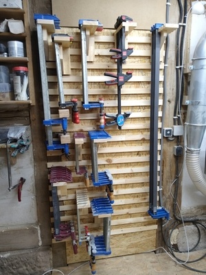 Un rack à serre-joints modulaire et compact