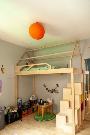 Lit mezzanine-cabane évolutif avec escalier-rangement à pas japonais